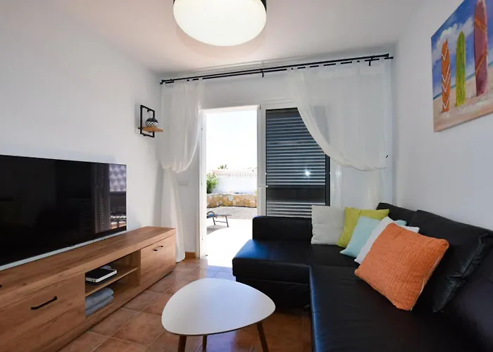 Book Jet - Sunny Holiday Home With Garden And Strong Wifi