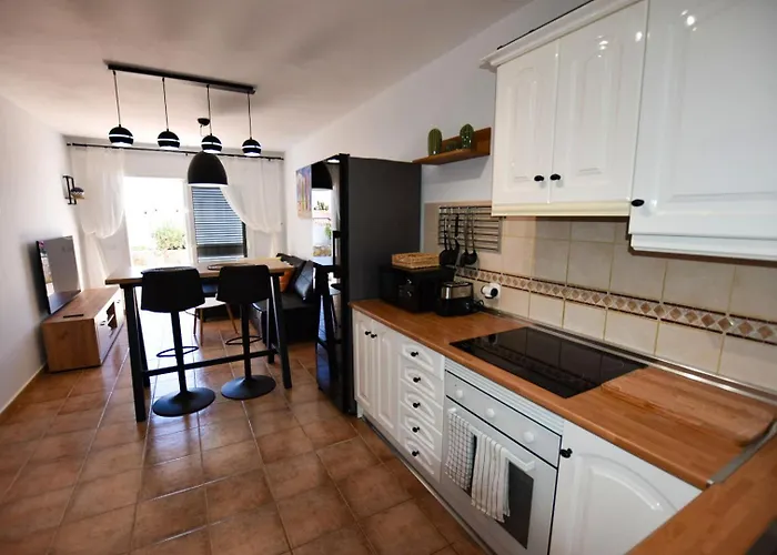 Book Jet - Sunny Holiday Home With Garden And Strong Wifi