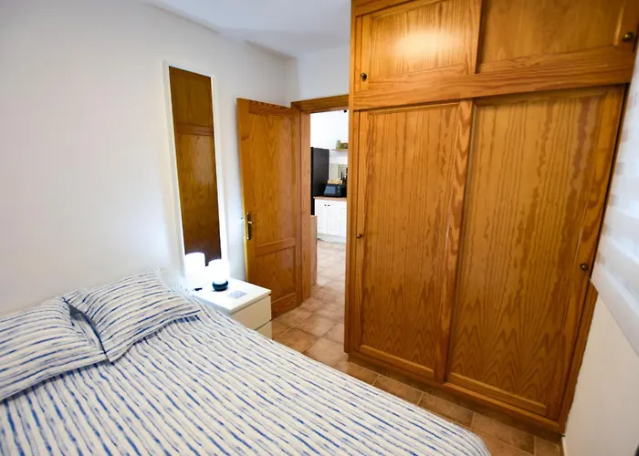 Book Jet - Sunny Holiday Home With Garden And Strong Wifi